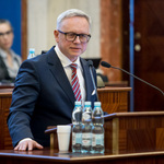 mężczyzna przemawia na mównicy