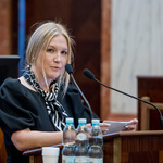 kobieta przemawia na mównicy